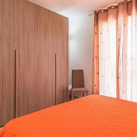 Sleeps 10 Pool Air Con Wifi